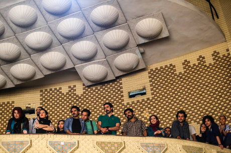 عکس تزیینی و متعلق به اختتامیه دورههای پیشین جشنواره تئاتر دانشگاهی است این یک انحراف است