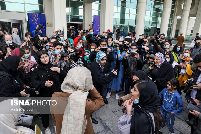 حاشیه نگاری بر روز بی مادر و دسته دختران 