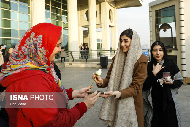 حاشیه نگاری بر روز بی مادر و دسته دختران 