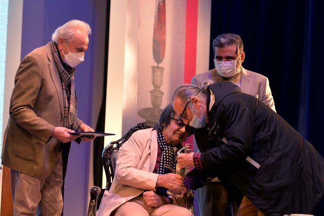 رضا رویگری در اختتامیه تئاتر فجر: تا به حال حتی یک کارت ده آفرین نگرفته بودم 1 رضا رویگری در اختتامیه تئاتر فجر: تا به حال حتی یک کارت ده آفرین نگرفته بودم