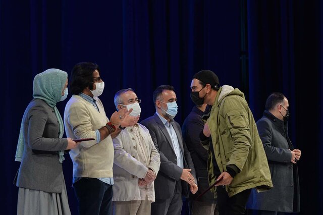 رضا رویگری در اختتامیه تئاتر فجر: تا به حال حتی یک کارت ده آفرین نگرفته بودم 3 رضا رویگری در اختتامیه تئاتر فجر: تا به حال حتی یک کارت ده آفرین نگرفته بودم