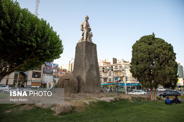 مجسمه فردوسی را نیمه‌کاره شستند!