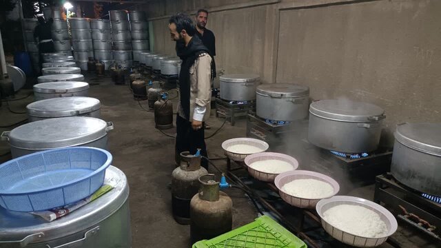 طبخ و توزیع روزانه ۴۰۰۰ پرس غذای گرم در مناطق زلزله زده خوی 