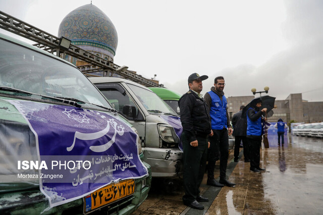 انتقال کارتن خوابها به گرمخانه با تاکسی ون‌های فرسوده!