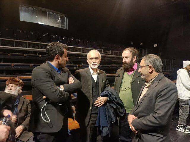 بازیگر مجروح همچنان روی صحنه ماند 1 بازیگر مجروح همچنان روی صحنه ماند