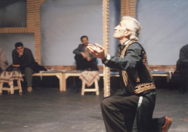 نمایشی که با اصرار رضا کیانیان و شجاعت یک مدیر اجرا شد 2 نمایشی که با اصرار رضا کیانیان و شجاعت یک مدیر اجرا شد