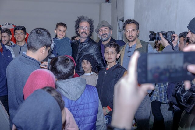 تعدادی از هنرمندان در جمع زلزلهزدگان خوی + عکس 1 تعدادی از هنرمندان در جمع زلزلهزدگان خوی + عکس