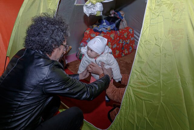 تعدادی از هنرمندان در جمع زلزلهزدگان خوی + عکس 3 تعدادی از هنرمندان در جمع زلزلهزدگان خوی + عکس