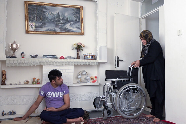 نمیخواهم زنده بمانم 6 نمیخواهم زنده بمانم/ کارگردانی که نمیخواهد تحت پوشش بهزیستی باشد