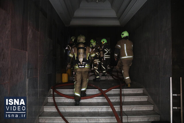 ویدیو/ آتشسوزی در ساختمان ۱۰ طبقهای در تهران و نجات ۸ نفر ویدیو/ آتشسوزی در ساختمان ۱۰ طبقهای در تهران و نجات ۸ نفر