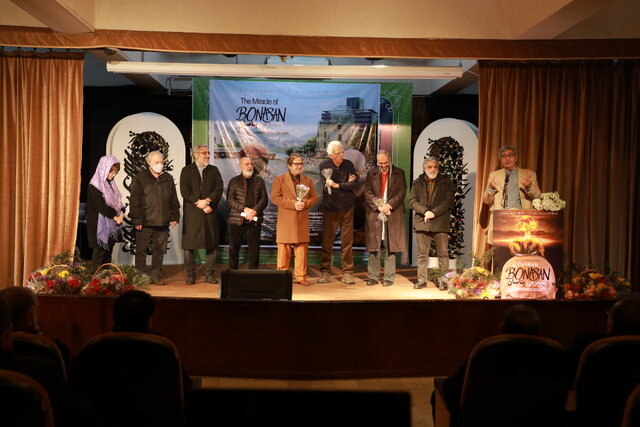 گردهمایی برای «معجزه بناسان» / پرویز پرستویی تقدیر شد 4 گردهمایی برای «معجزه بناسان» / پرویز پرستویی تقدیر شد