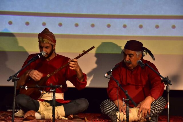 ساز و آواز هنرمندان و ادعایی درباره تعزیه در شب نخست جشنواره نواحی 4 ساز و آواز هنرمندان و ادعایی درباره تعزیه در شب نخست جشنواره نواحی