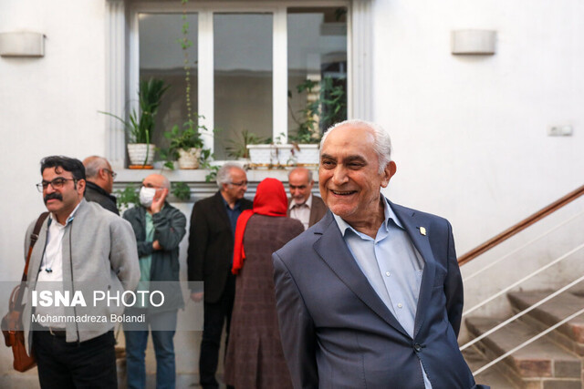 ناصر ممدوح عزیز کولهبارت را روی دوش ما بگذار! + ویدئو 4 ناصر ممدوح عزیز کولهبارت را روی دوش ما بگذار! + ویدئو