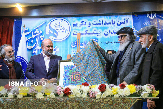 داریوش ارجمند و ماجرای بوسه بر سردیس سردار سلیمانی 1 d8afd8a7d8b1db8cd988d8b4 d8a7d8b1d8acd985d986d8af d988 d985d8a7d8acd8b1d8a7db8c d8a8d988d8b3d987 d8a8d8b1 d8b3d8b1d8afdb8cd8b3 d8b3d8b1 659451232db06