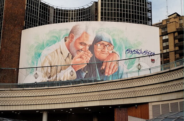 سردار سلیمانی و مادرش روی دیوارنگاره میدان ولیعصر + عکس 1 سردار سلیمانی و مادرش روی دیوارنگاره میدان ولیعصر + عکس