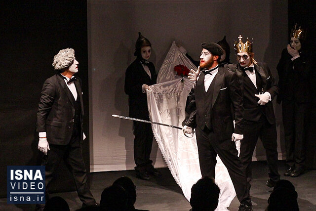 ویدیو/ روایت ارمنستانی «هملت» در جشنواره تئاتر فجر ویدیو/ روایت ارمنستانی «هملت» در جشنواره تئاتر فجر