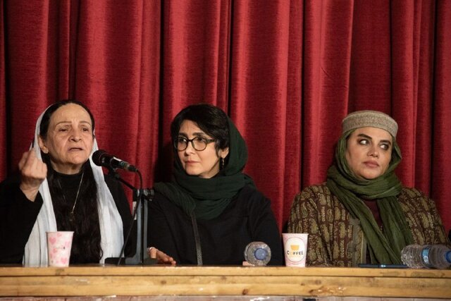 گلاب آدینه: با خواندن فیلمنامه «آبجی» خشکم زد 3 گلاب آدینه: با خواندن فیلمنامه «آبجی» خشکم زد