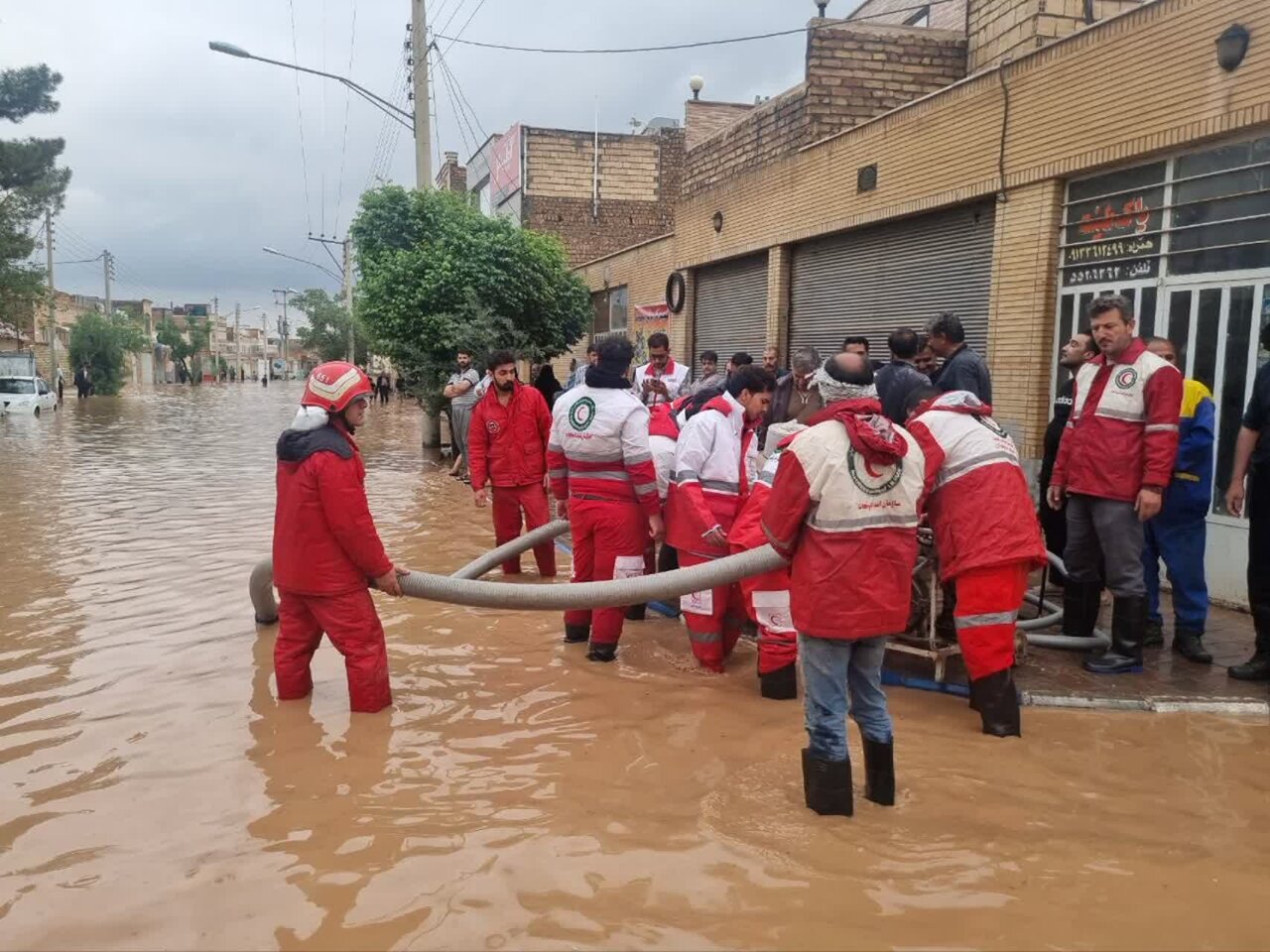 امدادرسانی هلال‌احمر به مناطق متاثر از سیل و آب‌گرفتگی در اصفهان + عکس و فیلم