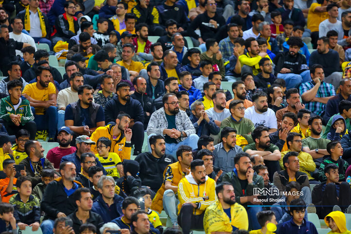 همدردی هواداران سپاهان با حادثه‌دیدگان بندرعباس + عکس