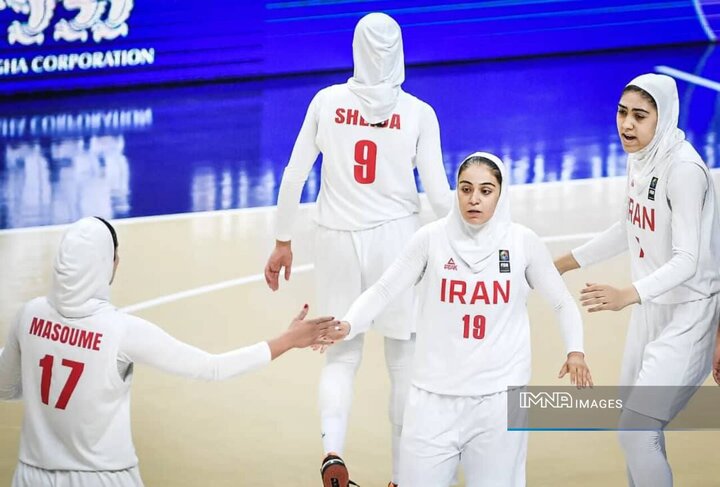 سلام نظامی بازیکنان تیم ملی بسکتبال بانوان پیش از شروع نیمه‌نهایی کاپ تایلند + فیلم