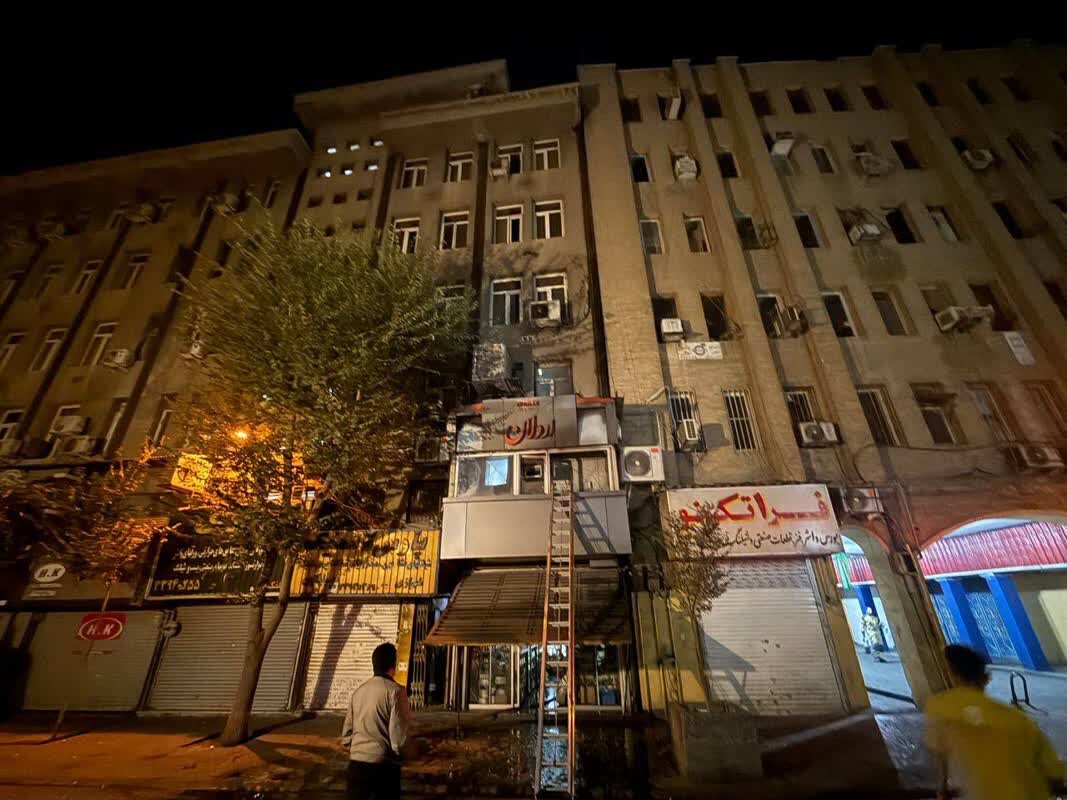 جزئیات نجات ۸۵ مسافر در یک هتل با تلاش آتش‌نشانان تهرانی + عکس