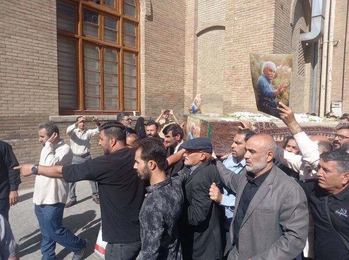 عکس حاج قاسم بر دستان مردم در مراسم تشییع محمد کاسبی | حضور زینب سلیمانی در مراسم 1 عکس حاج قاسم بر دستان مردم در مراسم تشییع محمد کاسبی | حضور زینب سلیمانی در مراسم