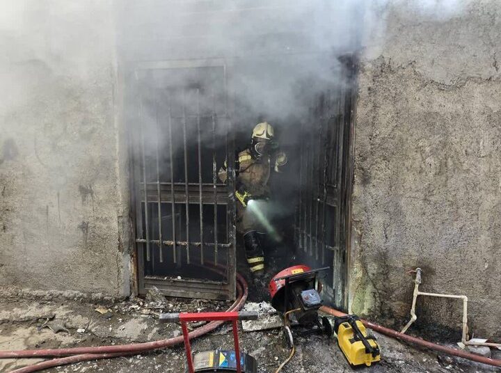 آتش‌سوزی در کارگاه رنگرزی جان کارگر را گرفت + عکس