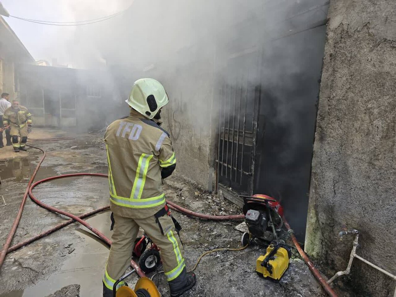 آتشسوزی در کارگاه رنگرزی جان کارگر را گرفت + عکس 2 آتشسوزی در کارگاه رنگرزی جان کارگر را گرفت + عکس