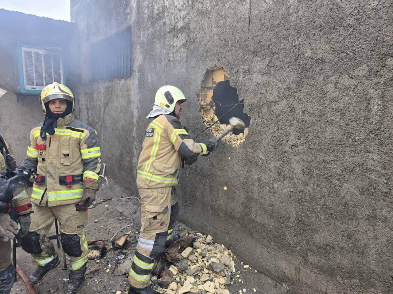 آتشسوزی در کارگاه رنگرزی جان کارگر را گرفت + عکس 3 آتشسوزی در کارگاه رنگرزی جان کارگر را گرفت + عکس