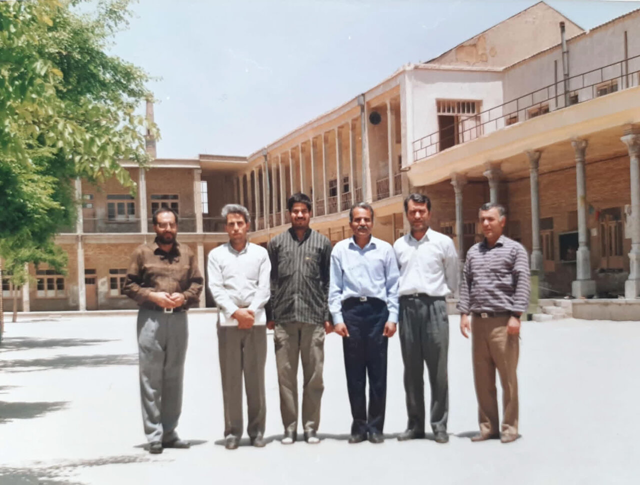 از صف صبحگاه تا صف زندگی دانشآموزان دیروز و امروز؛ روایت ماندگار مدرسه حلبیان 1 از صف صبحگاه تا صف زندگی دانشآموزان دیروز و امروز؛ روایت ماندگار مدرسه حلبیان