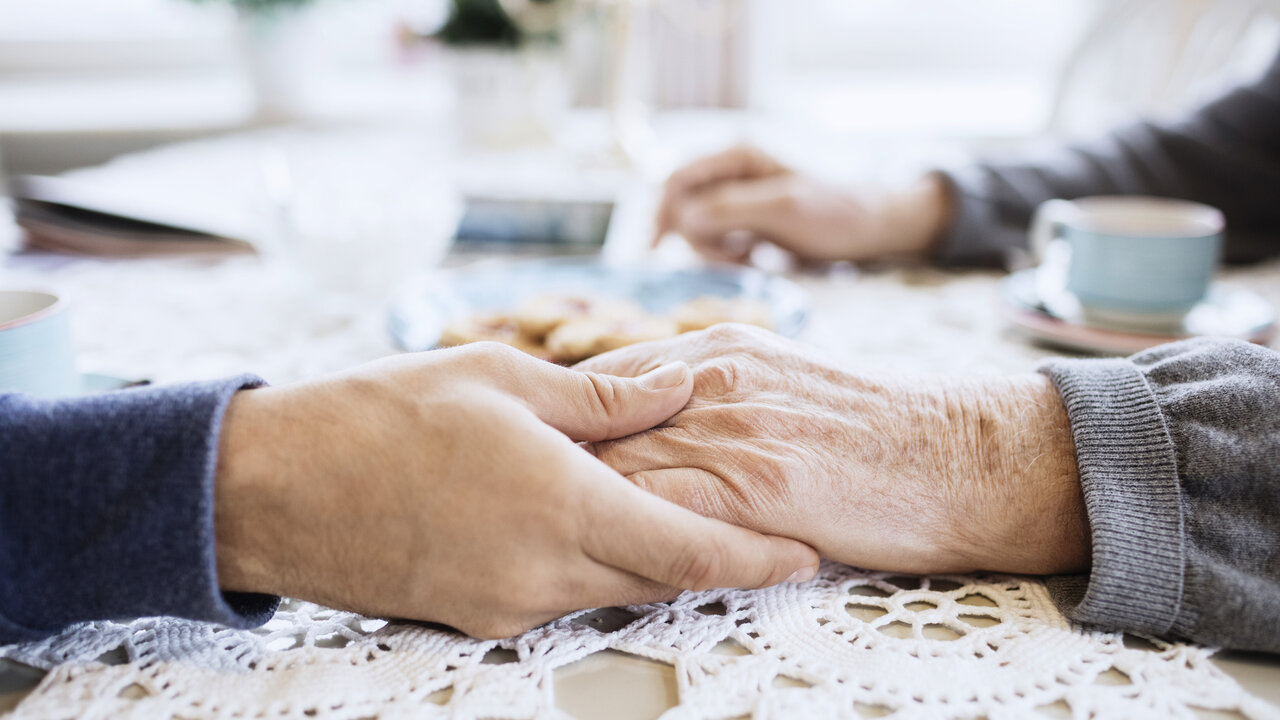 حمایت عاطفی در دوران سالمندی؛ بازآفرینی امید در سایه همدلی