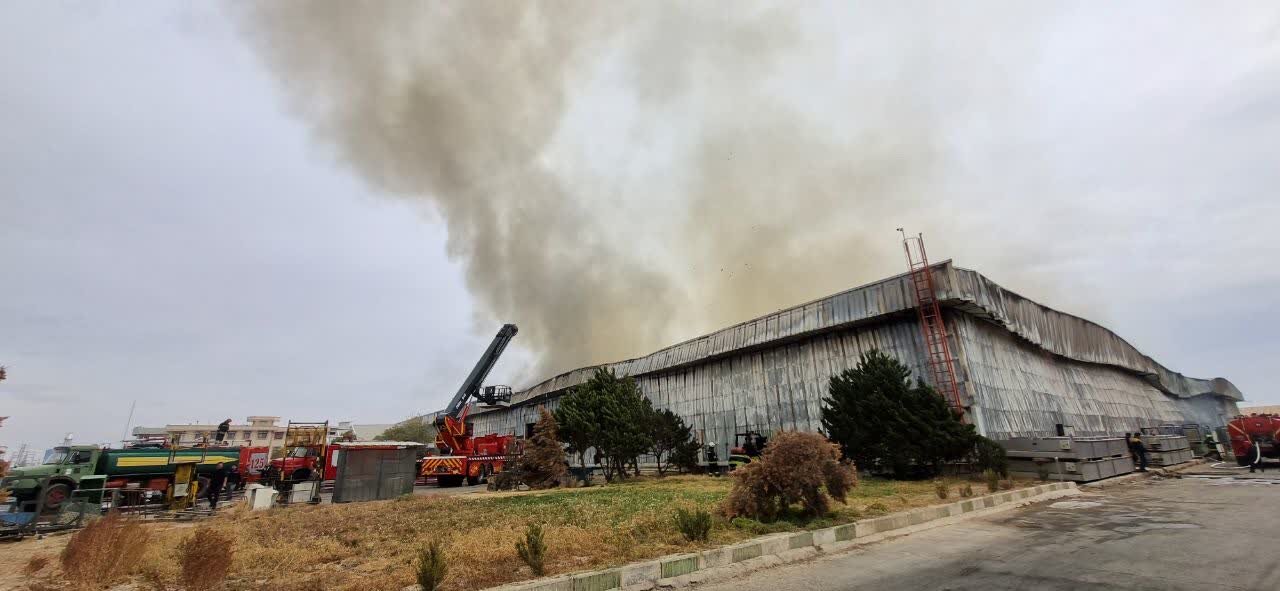 دودزدگی و سوختگی ۸ نفر در پی حریق تولیدی مقوا و کارتن در شهرک صنعتی مورچه خورت 1 دودزدگی و سوختگی ۸ نفر در پی حریق تولیدی مقوا و کارتن در شهرک صنعتی مورچه خورت