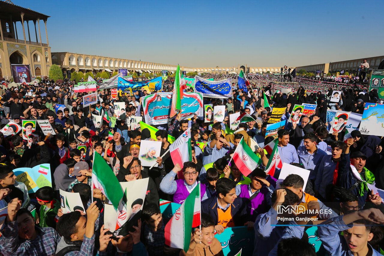 روایتی از حضور پرشور در راهپیمایی ۱۳ آبان و تجلی وحدت نسلها 1 روایتی از حضور پرشور در راهپیمایی ۱۳ آبان و تجلی وحدت نسلها