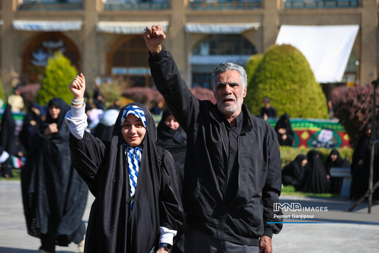 روایتی از حضور پرشور در راهپیمایی ۱۳ آبان و تجلی وحدت نسلها 3 روایتی از حضور پرشور در راهپیمایی ۱۳ آبان و تجلی وحدت نسلها