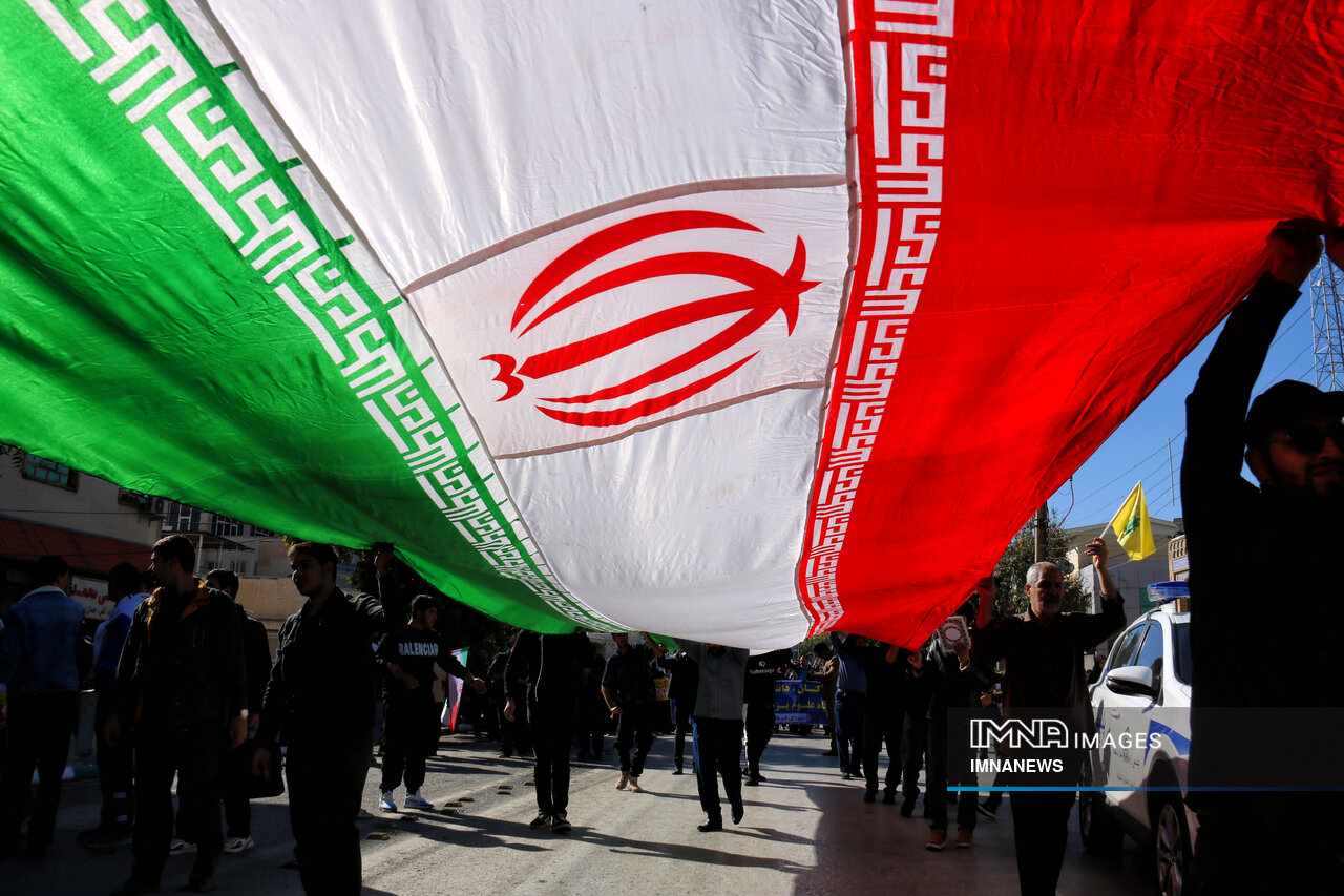 روایتی از حضور پرشور در راهپیمایی ۱۳ آبان و تجلی وحدت نسلها 4 روایتی از حضور پرشور در راهپیمایی ۱۳ آبان و تجلی وحدت نسلها