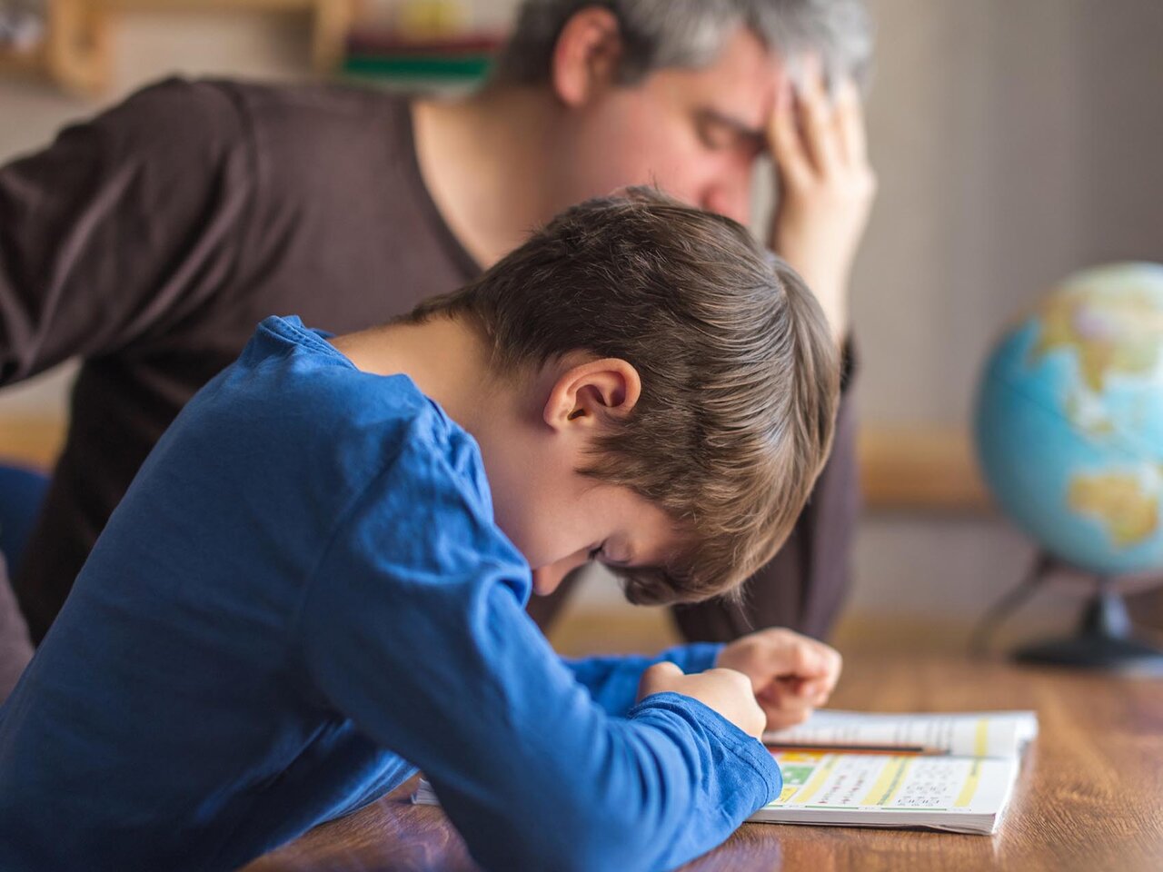 نقش والدین در حمایت عاطفی و تحصیلی از فرزندان چیست؟ 2 نقش والدین در حمایت عاطفی و تحصیلی از فرزندان چیست؟