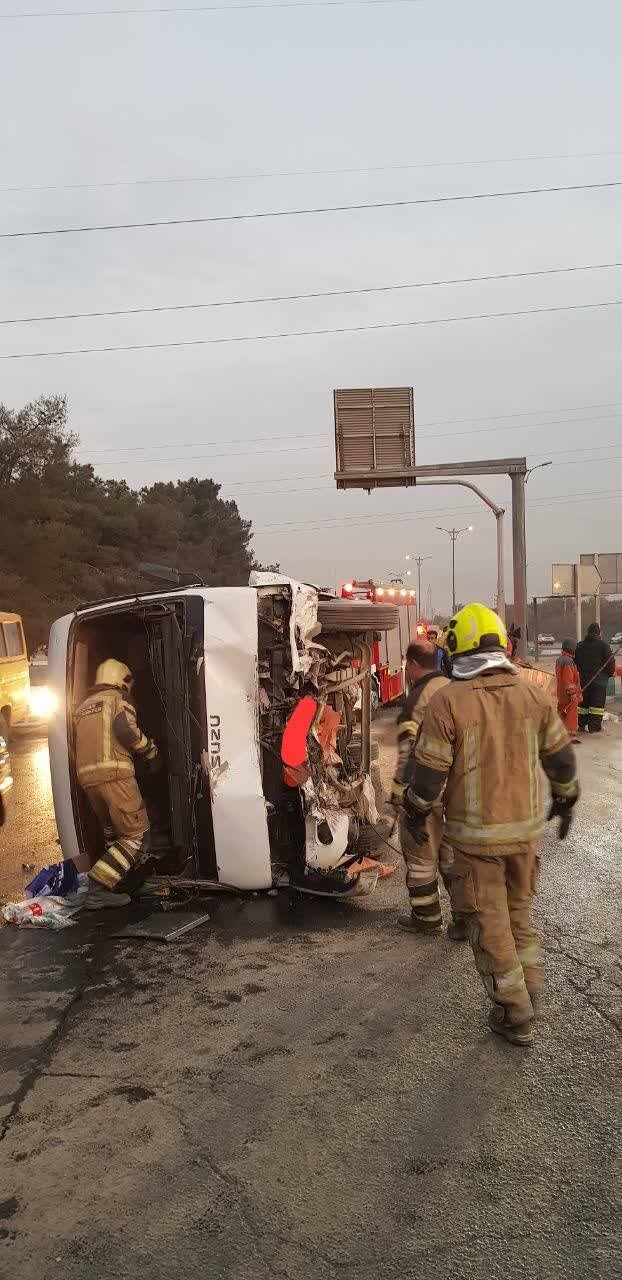 واژگونی مینیبوس در تهران ۶ مصدوم برجای گذاشت 1 واژگونی مینیبوس در تهران ۶ مصدوم برجای گذاشت
