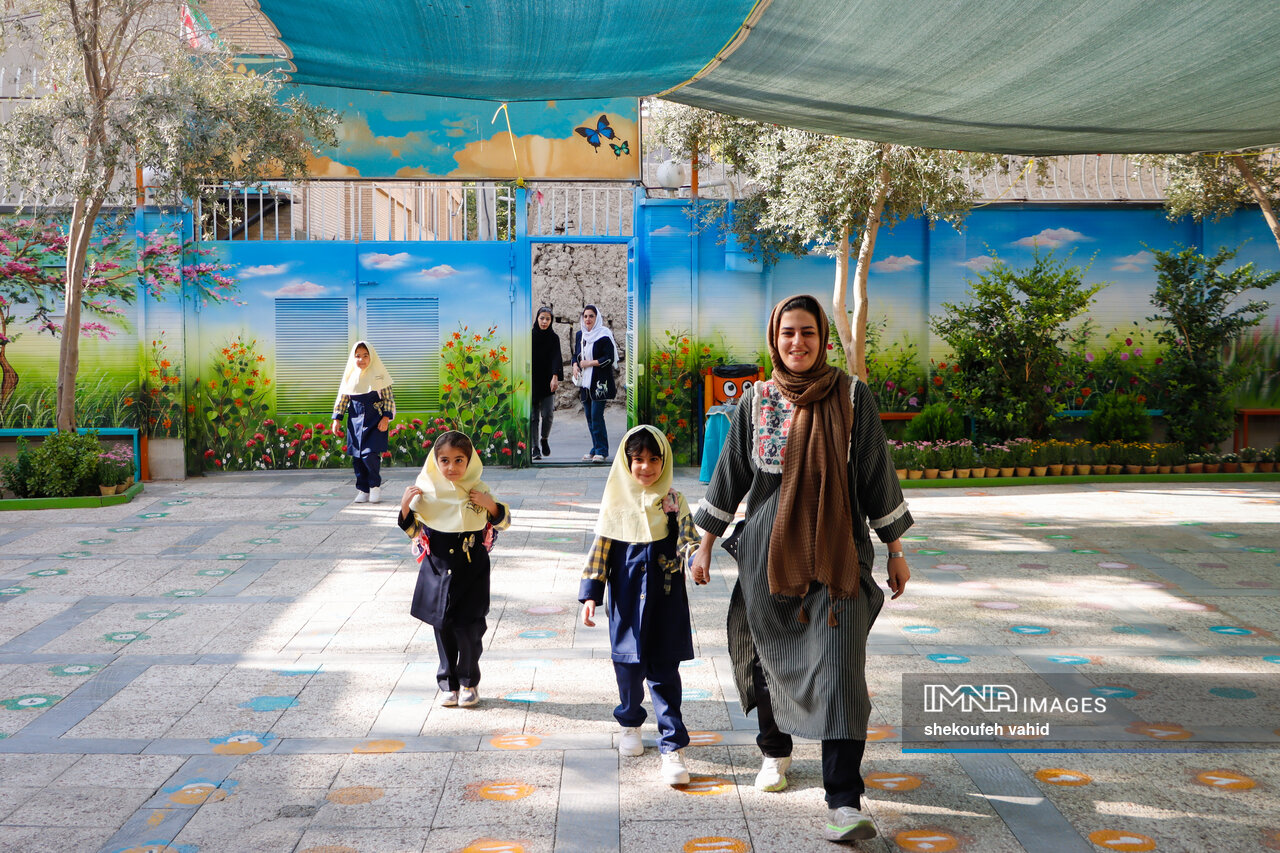 چطور اضطراب کودکان در روزهای اول مدرسه را مدیریت کنیم؟ 2 مدرسه؛ آغاز استقلال وشکوفایی