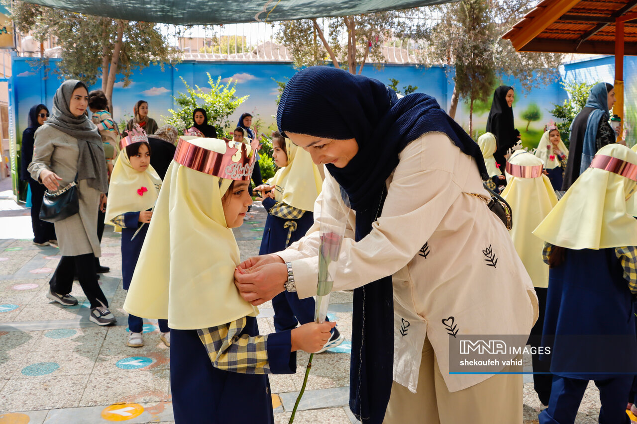 چطور اضطراب کودکان در روزهای اول مدرسه را مدیریت کنیم؟ 3 مدرسه؛ آغاز استقلال وشکوفایی