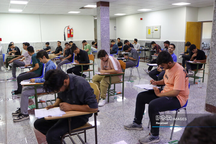 کنکور و زخمهای پنهان؛ چگونه با فرزندان ناموفق در آزمون سراسری رفتار کنیم؟ 4 کنکور و زخمهای پنهان؛ چگونه با فرزندان ناموفق در آزمون سراسری رفتار کنیم؟