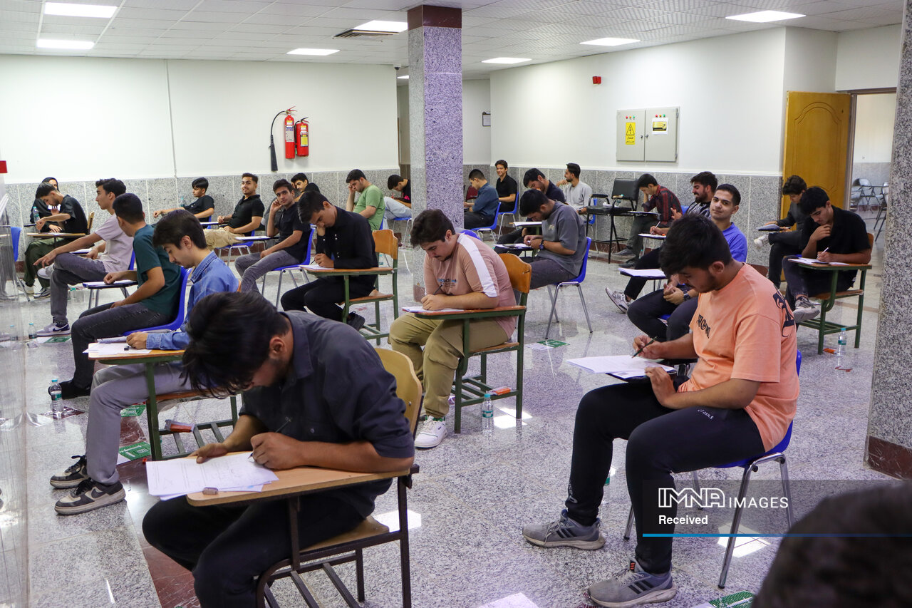 کنکور و زخمهای پنهان؛ چگونه با فرزندان ناموفق در آزمون سراسری رفتار کنیم؟ 1 کنکور و زخمهای پنهان؛ چگونه با فرزندان ناموفق در آزمون سراسری رفتار کنیم؟