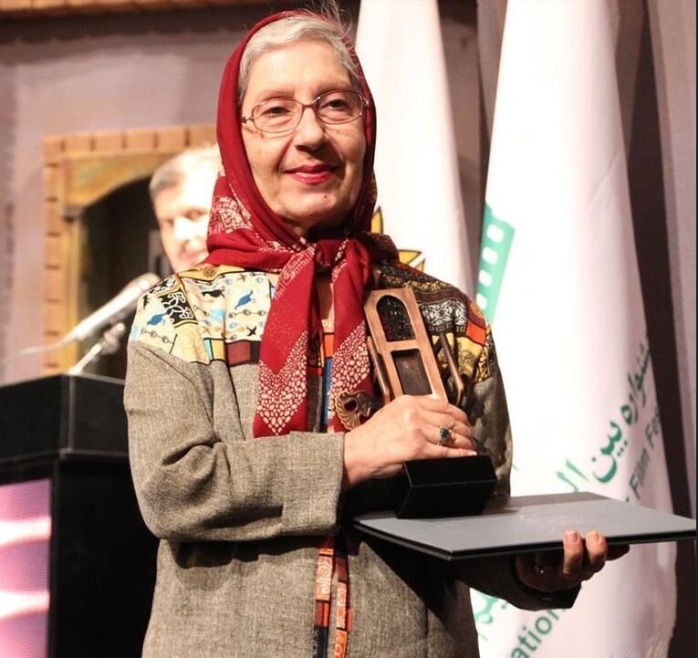 شیرین یزدانبخش کیست؟ 1 شیرین یزدانبخش کیست؟