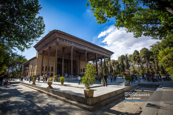 از ارائه نسخه پایدار دستیار هوش مصنوعی تا روایت هنر و دیپلماسی در معماری صفوی 6 کاخ چهلستون اصفهان؛ روایت قدرت، هنر و دیپلماسی در معماری صفوی