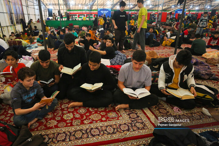 جوان ایرانی کف خیابان یا در مسجد؟ از مجاز تا واقعیت 2 جوان ایرانی کف خیابان یا در مسجد؟ از مجاز تا واقعیت