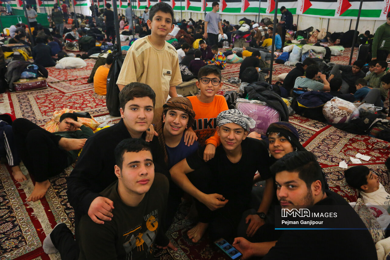 جوان ایرانی کف خیابان یا در مسجد؟ از مجاز تا واقعیت 1 جوان ایرانی کف خیابان یا در مسجد؟ از مجاز تا واقعیت