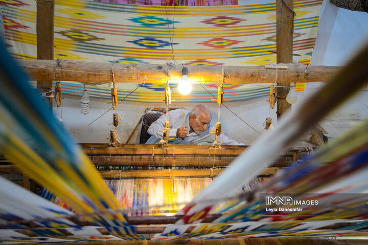 از خودکفایی ۹۷ درصدی ایران در تولید دارو تا اصفهان پیشتاز توسعه زیرساخت خودروهای برقی 1 پارچهبافی؛ تاریخ تنپوشی که اقتصاد، هویت و زندگی اجتماعی ایرانیان را بافته است