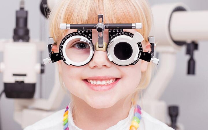نقش درمان‌های بینایی در تکامل مغز کودک / چه زمانی استفاده از عینک به کودکان توصیه می‌شود؟