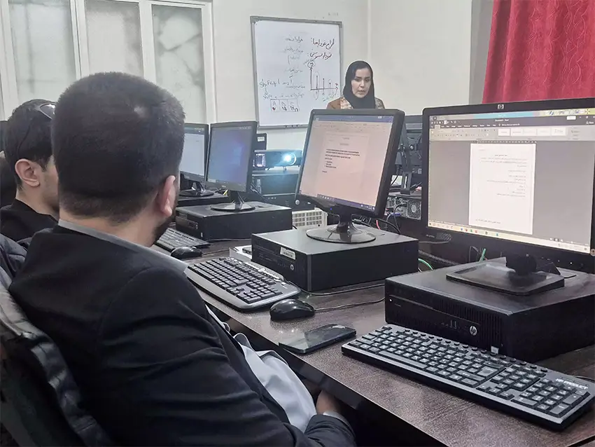 چگونه بهترین آموزشگاه حسابداری را برای ورود به بازار کار انتخاب کنیم؟ 1 تصویری از کلاس آموزش حسابداری در آموزشگاه حسابداری