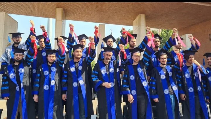 از ثبت یک حماسه ملی با زبان هنر تا روایت دیداری که پس از ۶۹ سال تازه شد 8 دانشگاه شریف به احترام رهبرش ایستاد + فیلم
