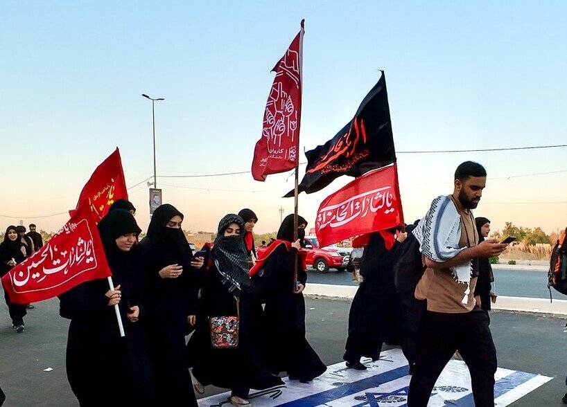 این پرچمها برای یک داغ تازهاند؛ «یا لثارات الحسین» در مسیر نجف تا کربلا 1 این پرچمها برای یک داغ تازهاند؛ «یا لثارات الحسین» در مسیر نجف تا کربلا